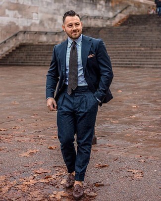 Mehrfarbige bedruckte Krawatte kombinieren – 25 Herren Outfits: Kombinieren Sie einen dunkelblauen Anzug mit einer mehrfarbigen bedruckten Krawatte für einen stilvollen, eleganten Look. Fühlen Sie sich mutig? Entscheiden Sie sich für dunkelbraunen geflochtenen Leder Slipper mit Quasten.
