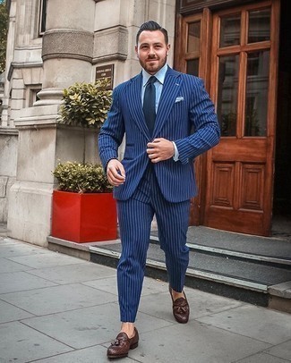Dunkelblaue Krawatte kombinieren – 500+ Herren Outfits: Kombinieren Sie einen dunkelblauen vertikal gestreiften Anzug mit einer dunkelblauen Krawatte für einen stilvollen, eleganten Look. Dunkelbraune geflochtene Leder Slipper mit Quasten liefern einen wunderschönen Kontrast zu dem Rest des Looks.