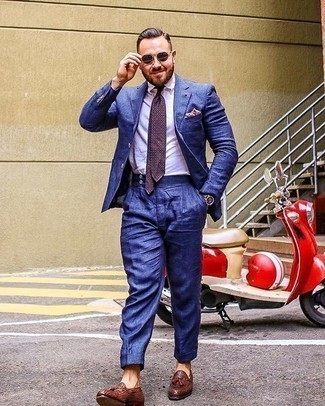 Dunkelrote Krawatte kombinieren – 500+ Herren Outfits: Machen Sie sich mit einem violetten Anzug und einer dunkelroten Krawatte einen verfeinerten, eleganten Stil zu Nutze. Fühlen Sie sich mutig? Vervollständigen Sie Ihr Outfit mit braunen geflochtenen Leder Slippern mit Quasten.