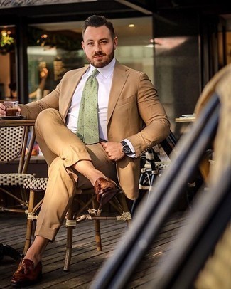 Wie hellbeige Anzug mit brauner Leder Slipper mit Quasten zu kombinieren – 50 Sommer Herren Outfits: Kombinieren Sie einen hellbeige Anzug mit einem weißen Businesshemd für einen stilvollen, eleganten Look. Suchen Sie nach leichtem Schuhwerk? Entscheiden Sie sich für braunen Leder Slipper mit Quasten für den Tag. Ein tolles Sommer-Outfit.