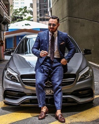 Geflochtene Leder Slipper kombinieren – 206 Herren Outfits: Entscheiden Sie sich für einen blauen Anzug und ein weißes Businesshemd für einen stilvollen, eleganten Look. Geflochtene Leder Slipper verleihen einem klassischen Look eine neue Dimension.