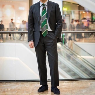 Mintgrüne Krawatte kombinieren – 125 Herren Outfits: Entscheiden Sie sich für einen dunkelgrauen Anzug und eine mintgrüne Krawatte für eine klassischen und verfeinerte Silhouette. Machen Sie diese Aufmachung leger mit dunkelblauen Wildleder Slippern mit Quasten.