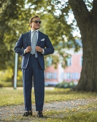 40 Jährige: Dunkelblaue bedruckte Krawatte kombinieren – 39 Herren Outfits: Kombinieren Sie einen dunkelblauen Anzug mit einer dunkelblauen bedruckten Krawatte, um vor Klasse und Perfektion zu strotzen. Bringen Sie die Dinge durcheinander, indem Sie schwarzen Leder Slipper mit Quasten mit diesem Outfit tragen.