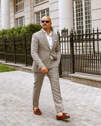 Welche Slipper mit grauen Anzuges zu tragen – 639+ Herren Outfits: Tragen Sie einen grauen Anzug und ein weißes Businesshemd für eine klassischen und verfeinerte Silhouette. Machen Sie diese Aufmachung leger mit Slippern.