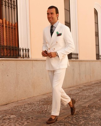 40 Jährige: Braune Slipper kombinieren – 144 Elegante Sommer Herren Outfits: Tragen Sie einen weißen Anzug und ein graues vertikal gestreiftes Businesshemd für eine klassischen und verfeinerte Silhouette. Komplettieren Sie Ihr Outfit mit braunen Slippern. So ist der Look komplett sommertauglich.