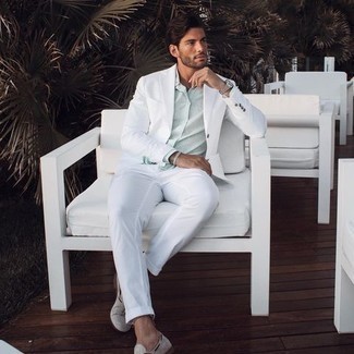 30 Jährige: Weißen Anzug kombinieren – 99 Herren Outfits: Vereinigen Sie einen weißen Anzug mit einem mintgrünen Businesshemd, um vor Klasse und Perfektion zu strotzen. Wenn Sie nicht durch und durch formal auftreten möchten, ergänzen Sie Ihr Outfit mit grauen Wildleder Slippern mit Quasten.