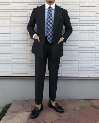 Dunkelblaue und weiße Krawatte mit Schottenmuster kombinieren – 79 Herren Outfits: Tragen Sie einen schwarzen Anzug und eine dunkelblaue und weiße Krawatte mit Schottenmuster für einen stilvollen, eleganten Look. Fühlen Sie sich ideenreich? Wählen Sie schwarzen Leder Slipper mit Quasten.
