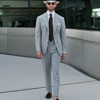 30 Jährige: Braune Wildleder Slipper mit Quasten kombinieren – 500+ Elegante Herren Outfits warm Wetter: Entscheiden Sie sich für einen klassischen Stil in einem grauen Anzug und einem weißen Businesshemd. Fühlen Sie sich mutig? Vervollständigen Sie Ihr Outfit mit braunen Wildleder Slippern mit Quasten.