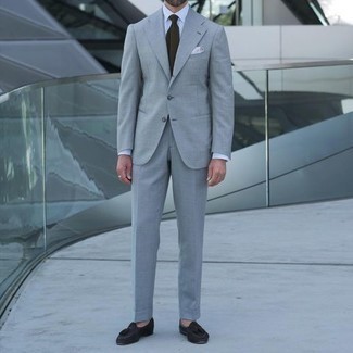 Dunkeltürkise Krawatte kombinieren – 500+ Herren Outfits: Kombinieren Sie einen grauen Anzug mit einer dunkeltürkisen Krawatte für einen stilvollen, eleganten Look. Dunkelbraune Wildleder Slipper mit Quasten verleihen einem klassischen Look eine neue Dimension.