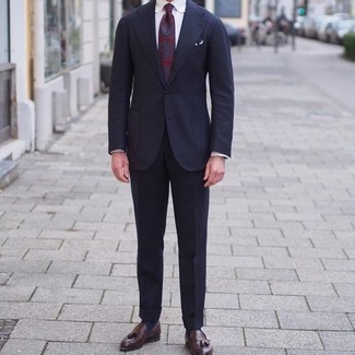 Dunkelrote Krawatte mit Paisley-Muster kombinieren – 88 Herren Outfits: Entscheiden Sie sich für einen dunkelblauen Anzug und eine dunkelrote Krawatte mit Paisley-Muster für eine klassischen und verfeinerte Silhouette. Fühlen Sie sich ideenreich? Komplettieren Sie Ihr Outfit mit dunkelbraunen Leder Slippern mit Quasten.