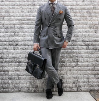 Graue Krawatte kombinieren – 500+ Herren Outfits: Tragen Sie einen grauen vertikal gestreiften Anzug und eine graue Krawatte, um vor Klasse und Perfektion zu strotzen. Fühlen Sie sich ideenreich? Vervollständigen Sie Ihr Outfit mit schwarzen Wildleder Slippern mit Quasten.