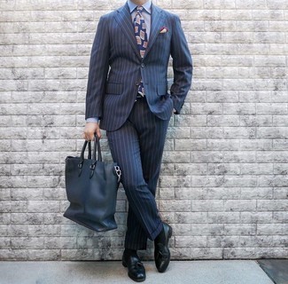 Wie blauen Anzug mit schwarzer Leder Slipper mit Quasten zu kombinieren – 89 Herren Outfits: Tragen Sie einen blauen Anzug und ein hellblaues Businesshemd für eine klassischen und verfeinerte Silhouette. Schwarze Leder Slipper mit Quasten leihen Originalität zu einem klassischen Look.