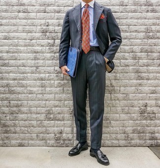 30 Jährige: Blaue Clutch Handtasche kombinieren – 25 Elegante Herren Outfits: Paaren Sie einen dunkelgrauen vertikal gestreiften Anzug mit einer blauen Clutch Handtasche für einen bequemen Alltags-Look. Fühlen Sie sich ideenreich? Wählen Sie schwarzen Leder Slipper mit Quasten.