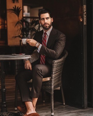 Rote horizontal gestreifte Krawatte kombinieren – 276 Herren Outfits: Vereinigen Sie einen dunkelbraunen Anzug mit einer roten horizontal gestreiften Krawatte für eine klassischen und verfeinerte Silhouette. Fühlen Sie sich mutig? Wählen Sie braunen Wildleder Slipper mit Quasten.