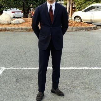 30 Jährige: Braune Krawatte kombinieren – 500+ Herren Outfits warm Wetter: Kombinieren Sie einen dunkelblauen Anzug mit einer braunen Krawatte für eine klassischen und verfeinerte Silhouette. Bringen Sie die Dinge durcheinander, indem Sie dunkelbraunen Wildleder Slipper mit Quasten mit diesem Outfit tragen.