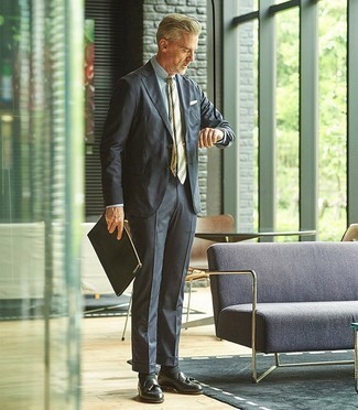 Welche Slipper mit dunkelgrauen Anzuges zu tragen – 500+ Herren Outfits: Kombinieren Sie einen dunkelgrauen Anzug mit einem hellblauen Businesshemd, um vor Klasse und Perfektion zu strotzen. Slipper leihen Originalität zu einem klassischen Look.
