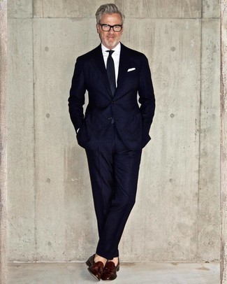 50 Jährige: Braune Slipper kombinieren – 228 Elegante Herren Outfits: Kombinieren Sie einen dunkelblauen Anzug mit einem weißen Businesshemd für einen stilvollen, eleganten Look. Wenn Sie nicht durch und durch formal auftreten möchten, komplettieren Sie Ihr Outfit mit braunen Slippern.