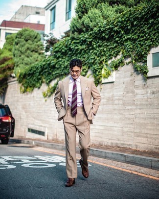 Wie beige Anzug mit brauner Leder Slipper zu kombinieren – 124 Herren Outfits: Geben Sie den bestmöglichen Look ab in einem beige Anzug und einem rosa Businesshemd. Suchen Sie nach leichtem Schuhwerk? Wählen Sie braunen Leder Slipper für den Tag.