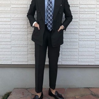 Dunkelblaue und weiße Krawatte mit Schottenmuster kombinieren – 79 Herren Outfits: Kombinieren Sie einen schwarzen Anzug mit einer dunkelblauen und weißen Krawatte mit Schottenmuster für einen stilvollen, eleganten Look. Fühlen Sie sich ideenreich? Wählen Sie schwarzen Leder Slipper mit Quasten.
