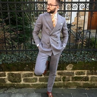 Gelbe horizontal gestreifte Krawatte kombinieren – 33 Elegante Herren Outfits: Geben Sie den bestmöglichen Look ab in einem grauen Anzug und einer gelben horizontal gestreiften Krawatte. Fühlen Sie sich ideenreich? Entscheiden Sie sich für braunen Leder Slipper mit Quasten.