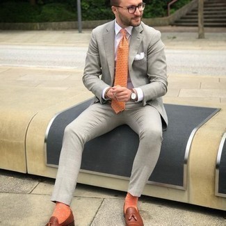 grauer Anzug, weißes Businesshemd, braune Leder Slipper mit Quasten, orange bedruckte Krawatte für Herren