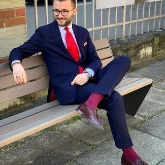 30 Jährige: Lila Socken kombinieren – 121 Elegante Herren Outfits warm Wetter: Vereinigen Sie einen dunkelblauen Anzug mit lila Socken, um mühelos alles zu meistern, was auch immer der Tag bringen mag. Setzen Sie bei den Schuhen auf die klassische Variante mit dunkelroten Leder Slippern mit Quasten.