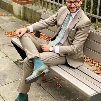 Mintgrüne bedruckte Krawatte kombinieren – 27 Herren Outfits: Kombinieren Sie einen beige Anzug mit einer mintgrünen bedruckten Krawatte für einen stilvollen, eleganten Look. Warum kombinieren Sie Ihr Outfit für einen legereren Auftritt nicht mal mit dunkelgrünen Leder Slippern mit Quasten?