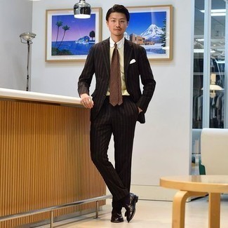 Braune Krawatte kombinieren – 500+ Herren Outfits warm Wetter: Kombinieren Sie einen dunkelbraunen vertikal gestreiften Anzug mit einer braunen Krawatte, um vor Klasse und Perfektion zu strotzen. Fühlen Sie sich ideenreich? Wählen Sie dunkelbraunen Leder Slipper mit Quasten.