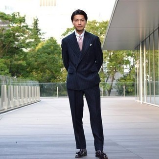 Rosa Krawatte kombinieren – 123 Herren Outfits: Kombinieren Sie einen dunkelblauen vertikal gestreiften Anzug mit einer rosa Krawatte für einen stilvollen, eleganten Look. Suchen Sie nach leichtem Schuhwerk? Entscheiden Sie sich für schwarzen Leder Slipper mit Quasten für den Tag.