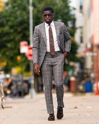 Braune gepunktete Krawatte kombinieren – 189 Herren Outfits: Kombinieren Sie einen grauen Anzug mit Karomuster mit einer braunen gepunkteten Krawatte für eine klassischen und verfeinerte Silhouette. Wenn Sie nicht durch und durch formal auftreten möchten, vervollständigen Sie Ihr Outfit mit braunen Wildleder Slippern mit Quasten.