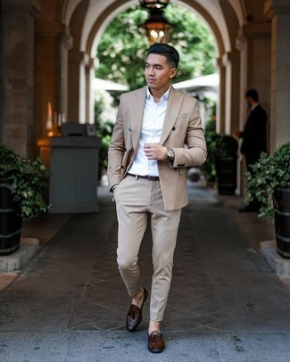 Beige Anzug kombinieren – 500+ Elegante Herren Outfits: Kombinieren Sie einen beige Anzug mit einem weißen Businesshemd, um vor Klasse und Perfektion zu strotzen. Fühlen Sie sich mutig? Ergänzen Sie Ihr Outfit mit dunkelbraunen Leder Slippern mit Quasten.