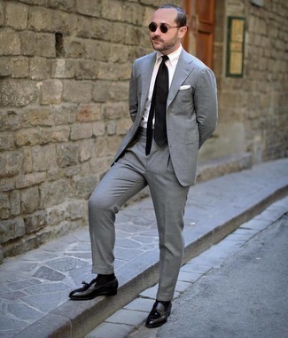 30 Jährige: Schwarze Leder Slipper mit Quasten kombinieren – 500+ Herren Outfits: Vereinigen Sie einen grauen Anzug mit einem weißen Businesshemd, um vor Klasse und Perfektion zu strotzen. Wenn Sie nicht durch und durch formal auftreten möchten, wählen Sie schwarzen Leder Slipper mit Quasten.