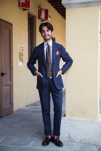 Violette Krawatte kombinieren – 412 Herren Outfits: Kombinieren Sie einen dunkelblauen Anzug mit einer violetten Krawatte für einen stilvollen, eleganten Look. Wenn Sie nicht durch und durch formal auftreten möchten, vervollständigen Sie Ihr Outfit mit dunkelroten Leder Slippern mit Quasten.