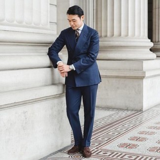 30 Jährige: Dunkelbraune Krawatte kombinieren – 500+ Herren Outfits: Entscheiden Sie sich für einen klassischen Stil in einem dunkelblauen Anzug und einer dunkelbraunen Krawatte. Suchen Sie nach leichtem Schuhwerk? Komplettieren Sie Ihr Outfit mit dunkelbraunen Wildleder Slippern mit Quasten für den Tag.