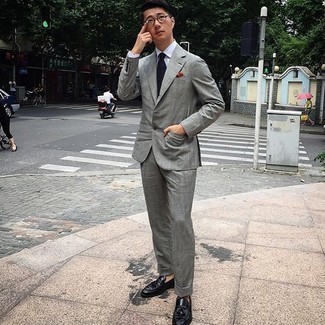 Welche Slipper mit grauen Anzuges zu tragen – 639+ Herren Outfits: Erwägen Sie das Tragen von einem grauen Anzug und einem weißen Businesshemd für einen stilvollen, eleganten Look. Wenn Sie nicht durch und durch formal auftreten möchten, komplettieren Sie Ihr Outfit mit Slippern.