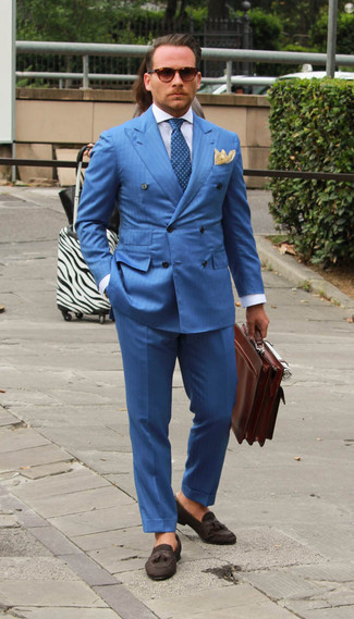 Blaue gepunktete Krawatte kombinieren – 331 Elegante Herren Outfits warm Wetter: Entscheiden Sie sich für einen blauen Anzug und eine blaue gepunktete Krawatte für einen stilvollen, eleganten Look. Fühlen Sie sich ideenreich? Vervollständigen Sie Ihr Outfit mit dunkelbraunen Wildleder Slippern mit Quasten.