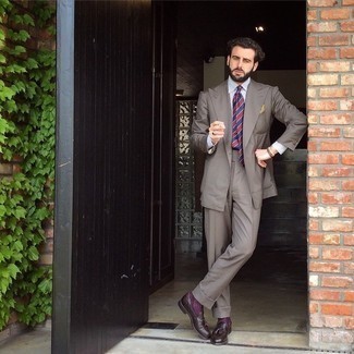 Violette Socken kombinieren – 312 Herren Outfits: Tragen Sie einen braunen Anzug und violetten Socken für ein sonntägliches Mittagessen mit Freunden. Wählen Sie dunkelbraunen Leder Slipper mit Quasten, um Ihr Modebewusstsein zu zeigen.