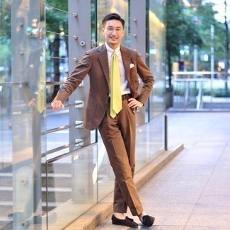 Gelbgrüne Krawatte kombinieren – 345 Herren Outfits: Vereinigen Sie einen braunen Anzug mit einer gelbgrünen Krawatte für eine klassischen und verfeinerte Silhouette. Fühlen Sie sich ideenreich? Ergänzen Sie Ihr Outfit mit dunkelbraunen Wildleder Slippern mit Quasten.