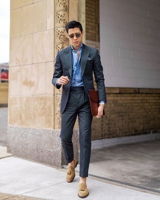 Welche Slipper mit Quasten mit grauen Anzuges zu tragen – 297 Herren Outfits: Kombinieren Sie einen grauen Anzug mit einem hellblauen Chambray Businesshemd für eine klassischen und verfeinerte Silhouette. Wenn Sie nicht durch und durch formal auftreten möchten, vervollständigen Sie Ihr Outfit mit Slippern mit Quasten.