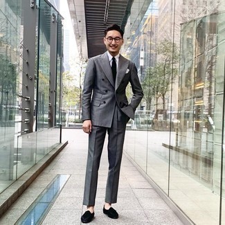 Schwarze Krawatte kombinieren – 500+ Herren Outfits: Kombinieren Sie einen grauen Anzug mit einer schwarzen Krawatte für einen stilvollen, eleganten Look. Wenn Sie nicht durch und durch formal auftreten möchten, entscheiden Sie sich für schwarzen Wildleder Slipper mit Quasten.