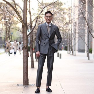 30 Jährige: Transparente Sonnenbrille kombinieren – 500+ Elegante Herren Outfits: Entscheiden Sie sich für einen grauen Anzug und eine transparente Sonnenbrille für ein Alltagsoutfit, das Charakter und Persönlichkeit ausstrahlt. Fühlen Sie sich mutig? Komplettieren Sie Ihr Outfit mit schwarzen Leder Slippern mit Quasten.