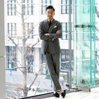 Schwarze Krawatte kombinieren – 500+ Elegante Herren Outfits: Paaren Sie einen grauen Anzug mit einer schwarzen Krawatte für eine klassischen und verfeinerte Silhouette. Suchen Sie nach leichtem Schuhwerk? Entscheiden Sie sich für schwarzen Wildleder Slipper mit Quasten für den Tag.