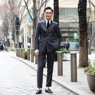 30 Jährige: Wie Slipper mit Quasten mit Anzuges zu kombinieren – 500+ Herren Outfits: Entscheiden Sie sich für einen Anzug und ein weißes Businesshemd für einen stilvollen, eleganten Look. Wenn Sie nicht durch und durch formal auftreten möchten, komplettieren Sie Ihr Outfit mit Slippern mit Quasten.