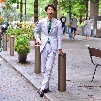 Mintgrüne Krawatte kombinieren – 125 Herren Outfits: Tragen Sie einen hellblauen Anzug und eine mintgrüne Krawatte, um vor Klasse und Perfektion zu strotzen. Suchen Sie nach leichtem Schuhwerk? Entscheiden Sie sich für dunkelblauen Leder Slipper mit Quasten für den Tag.