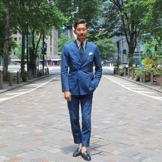 30 Jährige: Welche Businesshemden mit blauen Anzuges zu tragen – 500+ Herren Outfits: Kombinieren Sie einen blauen Anzug mit einem Businesshemd für einen stilvollen, eleganten Look. Fühlen Sie sich ideenreich? Vervollständigen Sie Ihr Outfit mit dunkelblauen Leder Slippern mit Quasten.