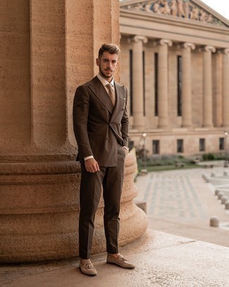 Braunen Anzug kombinieren – 767+ Elegante Herren Outfits: Entscheiden Sie sich für einen klassischen Stil in einem braunen Anzug und einem weißen Businesshemd. Suchen Sie nach leichtem Schuhwerk? Ergänzen Sie Ihr Outfit mit hellbeige Wildleder Slippern mit Quasten für den Tag.
