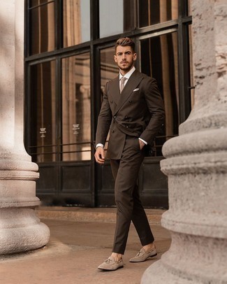 30 Jährige: Wie Slipper mit Quasten mit Anzuges zu kombinieren – 500+ Herren Outfits: Kombinieren Sie einen Anzug mit einem weißen Businesshemd, um vor Klasse und Perfektion zu strotzen. Wählen Sie die legere Option mit Slippern mit Quasten.