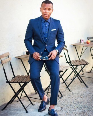 Blaue Leder Slipper mit Quasten kombinieren – 135 Herren Outfits: Entscheiden Sie sich für einen klassischen Stil in einem dunkelblauen Anzug und einem dunkelblauen bedruckten Businesshemd. Blaue Leder Slipper mit Quasten sind eine ideale Wahl, um dieses Outfit zu vervollständigen.