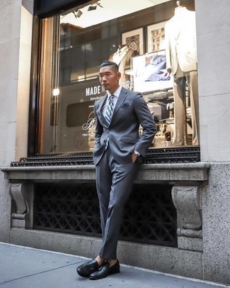 Welche Slipper mit Quasten mit grauen Anzuges zu tragen – 297 Herren Outfits: Kombinieren Sie einen grauen Anzug mit einem weißen Businesshemd für eine klassischen und verfeinerte Silhouette. Suchen Sie nach leichtem Schuhwerk? Vervollständigen Sie Ihr Outfit mit Slippern mit Quasten für den Tag.