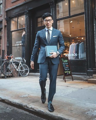 Schwarze Leder Slipper mit Quasten kombinieren – 1094+ Herren Outfits: Kombinieren Sie einen dunkelblauen Anzug mit Schottenmuster mit einem weißen Businesshemd für eine klassischen und verfeinerte Silhouette. Schwarze Leder Slipper mit Quasten sind eine ideale Wahl, um dieses Outfit zu vervollständigen.